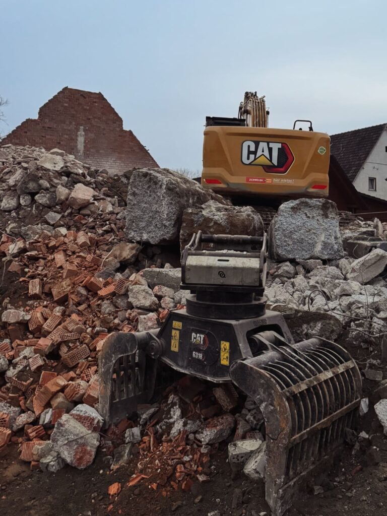 CAT-Bagger der KLB BAU GMBH im Einsatz – Erd- und Abbrucharbeiten