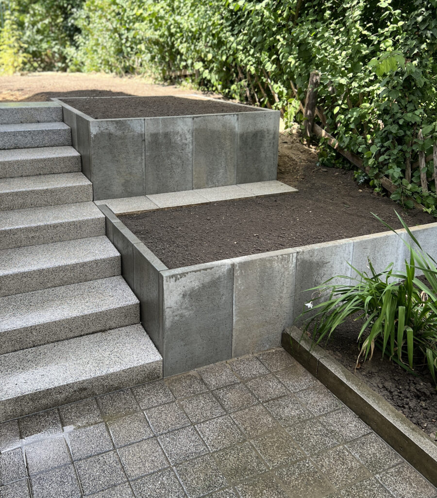 Außenanlage mit Treppe der KLB BAU GMBH – Garten- und Landschaftsbau