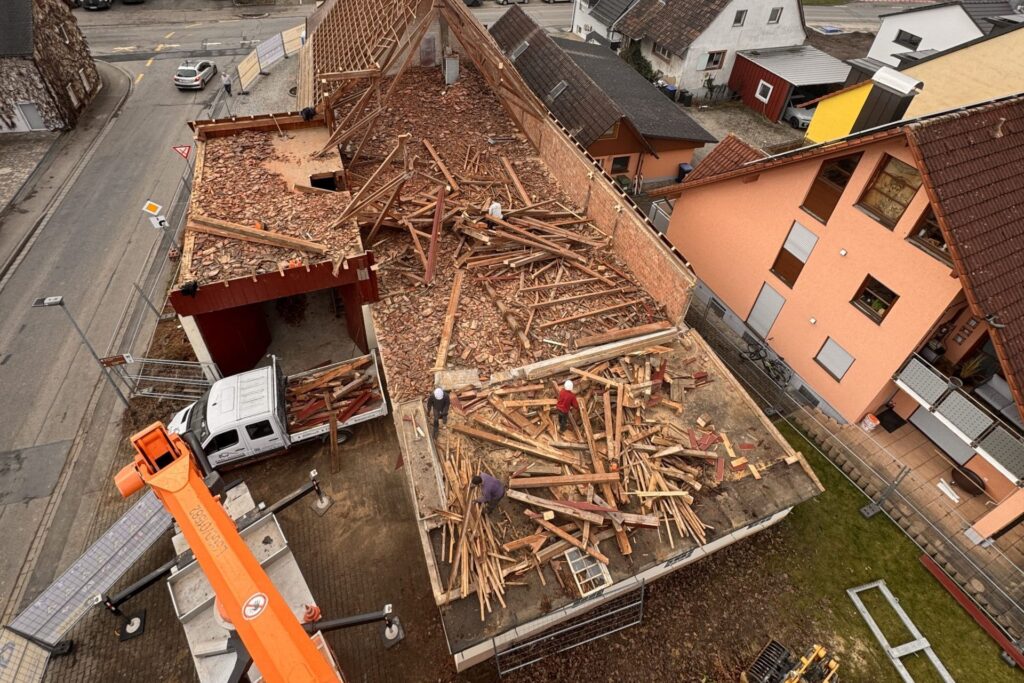 Hausabriss durch die KLB BAU GMBH – Gebäude wird abgerissen