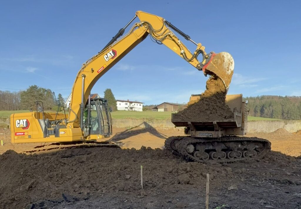 CAT-Bagger der KLB BAU GMBH im Einsatz auf einer Baustelle