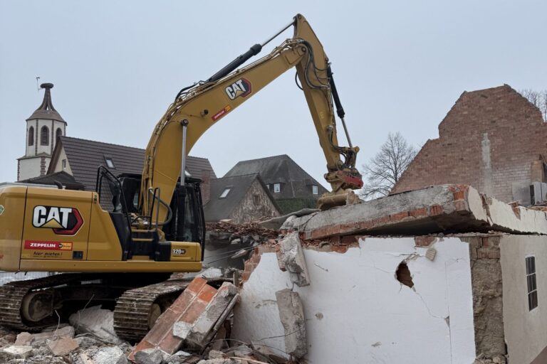 CAT-Bagger der KLB BAU GMBH beim Abbruch eines Gebäudes