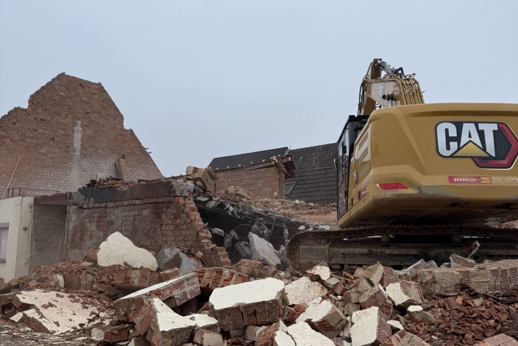 CAT-Bagger der KLB BAU GMBH im Einsatz beim Gebäuderückbau