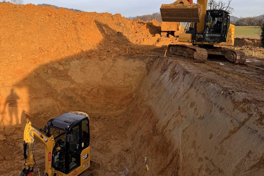 CAT-Bagger der KLB BAU GMBH bei Erdarbeiten auf einer Baustelle