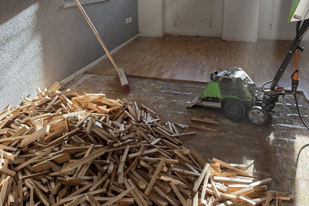 Holzboden-Entfernung in einem Haus durch die KLB BAU GMBH