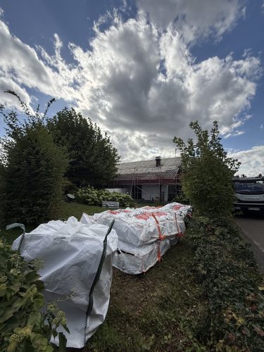 Gerüst an einem Haus mit Baumaterialien der KLB BAU GMBH