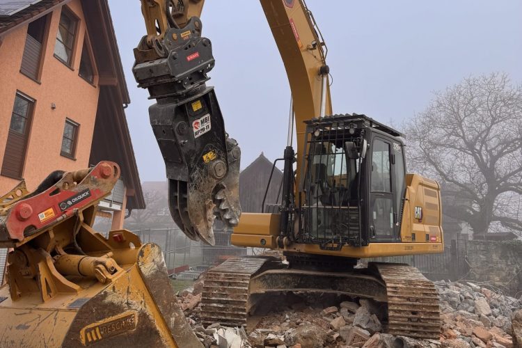 CAT-Bagger der KLB BAU GMBH beim Abbruch eines Hauses